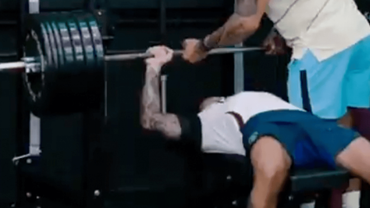 曼联铁卫卧推130公斤征服球迷！有望提前复出，此前曾担心今年报销